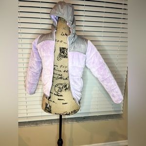 Preowned — in EUC Girls size 7/8 Northface reversible gray and lavender jacket.